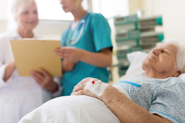 Senior patient in hospital bed - Foto, immagini