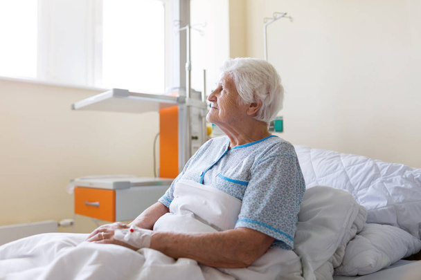 Старший пациент на больничной кровати
 - Фото, изображение