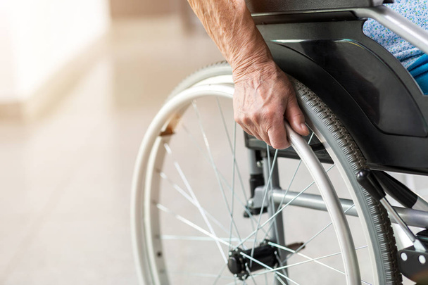 Personne âgée méconnaissable assise en fauteuil roulant
 - Photo, image