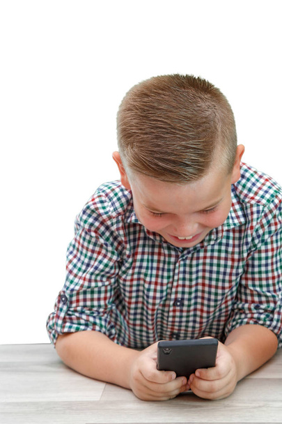 Niño de edad escolar caucásico en camisa a cuadros en la luz aislado backgr
 - Foto, imagen