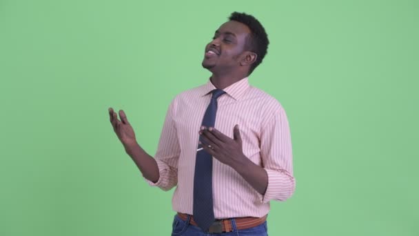 Feliz joven empresario africano relajándose con los ojos cerrados
 - Metraje, vídeo