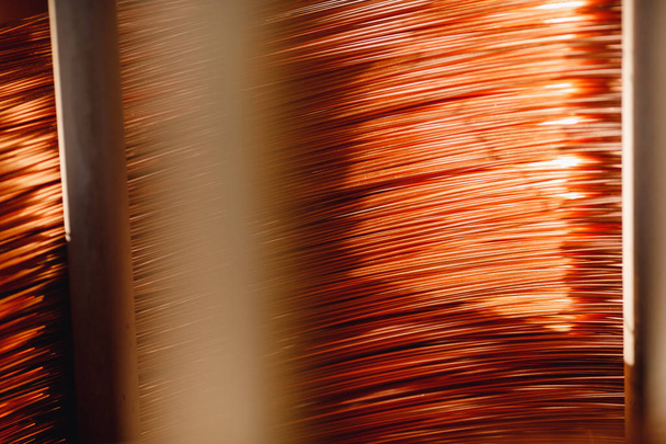 Közelből álló réz tekercses kábelkábel a gyárban - Fotó, kép