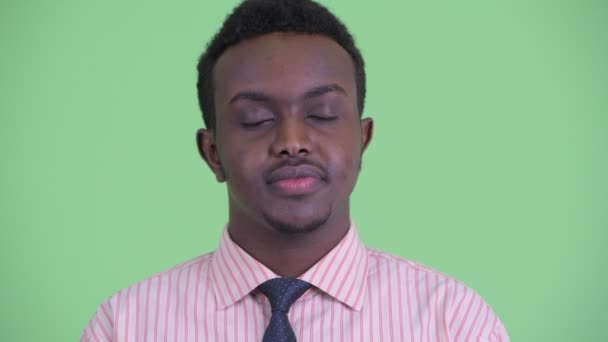 Обличчя щасливого молодого Африканського бізнесмена відпочиваючи з закритими очима - Кадри, відео