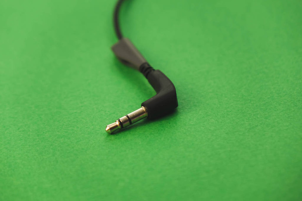 μαύρα ακουστικά σε πράσινο φόντο - Φωτογραφία, εικόνα