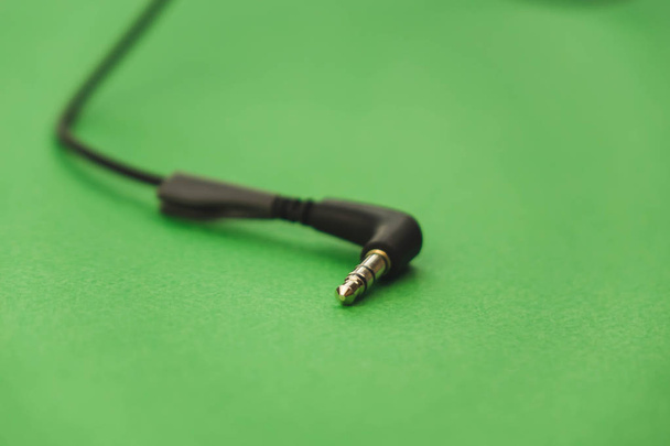 μαύρα ακουστικά σε πράσινο φόντο - Φωτογραφία, εικόνα
