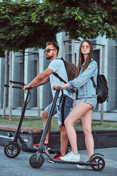 Jeune couple jouit electro scooters équitation
 - Photo, image