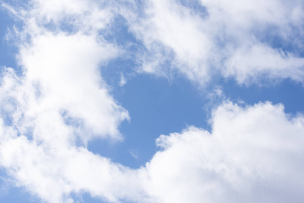 красивые белые облака на голубом небе - Фото, изображение