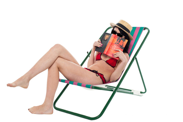 Bikini hölgy elrejti arcát egy könyvet - Fotó, kép