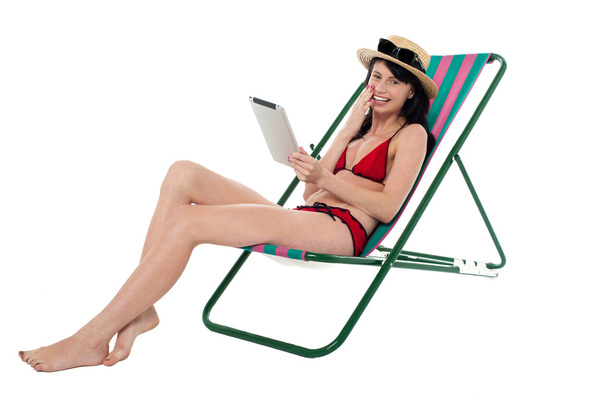 Bikini woman holding touch screen tablet device - Zdjęcie, obraz