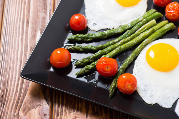 Healthy breakfast with eggs , asparagus and tomatoes - Fotoğraf, Görsel