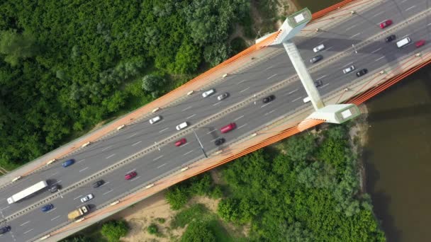 Carro da cidade em movimento na ponte da estrada no fundo liso rio superfície drone vista
 - Filmagem, Vídeo