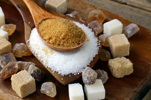 Vari tipi di zucchero, zucchero di canna, zucchero bianco e raffinato
 - Foto, immagini