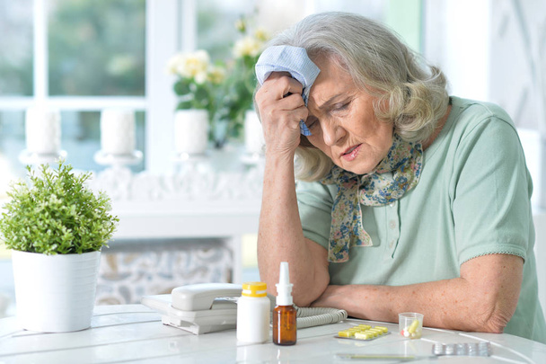 Sick senior woman - Foto, Imagen