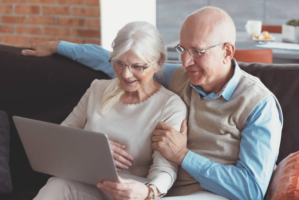 Senior couple browsing the internet together - Фото, зображення