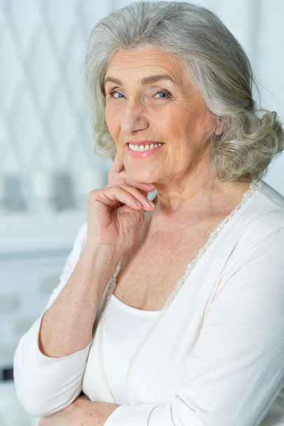  close up portrait of beautiful smiling senior woman - Fotografie, Obrázek