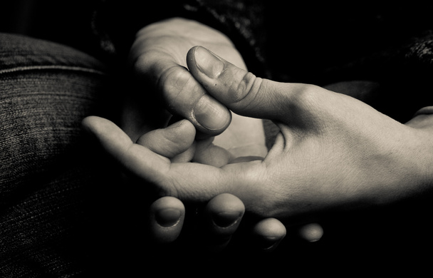 ruce jedné osoby držící se navzájem s napětím - Fotografie, Obrázek