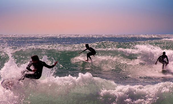 Aerial z surferów surfing fale w Oceanie Atlantyckim  - Zdjęcie, obraz