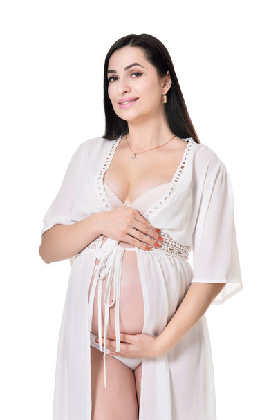 schöne schwangere Frau posiert isoliert auf weißem Hintergrund - Foto, Bild