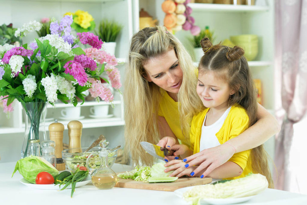 mother and daughter cooking together - Foto, Imagen