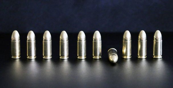 Balles de pistolet alignées sur fond noir
 - Photo, image