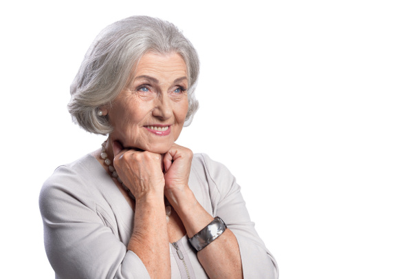 Ευτυχισμένη ηλικιωμένη γυναίκα απομονωμένη σε λευκό φόντο - Φωτογραφία, εικόνα