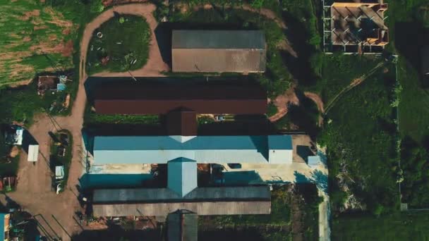 Luftaufnahme des Baus von Wohngebäuden im ländlichen Raum mit malerischer Natur. 4k. - Filmmaterial, Video