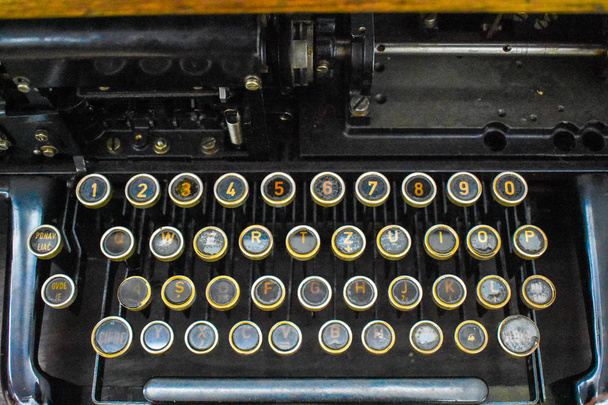 Η παλιά γραφομηχανή. στρογγυλό κλειδί. λεπτομερές φόντο - Φωτογραφία, εικόνα