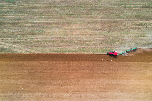 Трактор работает в полевых условиях - Фото, изображение