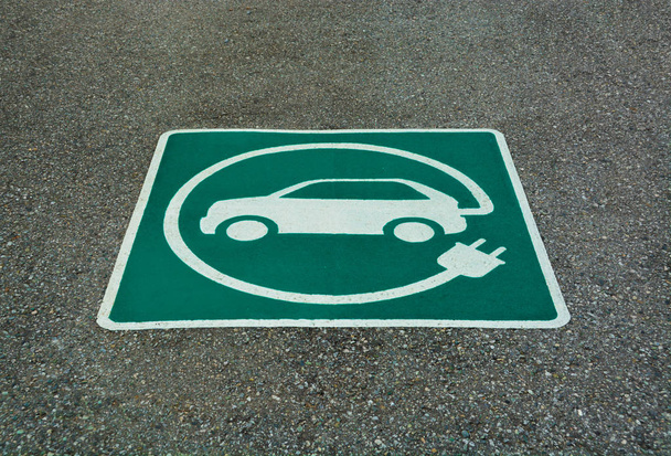 EV - segnale della stazione di ricarica del veicolo elettrico. E segno su asfalto texture
 - Foto, immagini