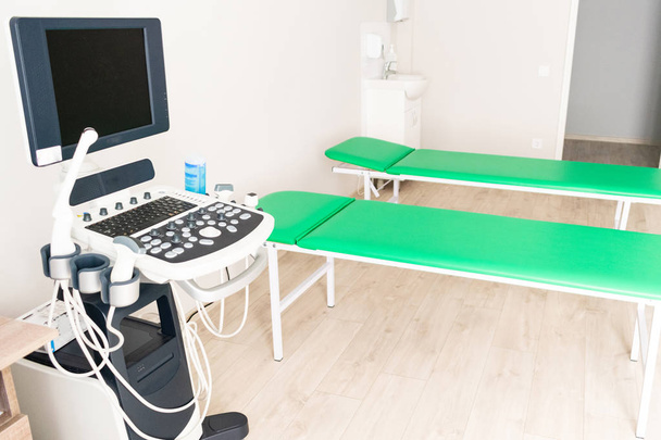 Tıbbi malzemeler. Ultra Ses Makinesi ve koltuklar - Fotoğraf, Görsel