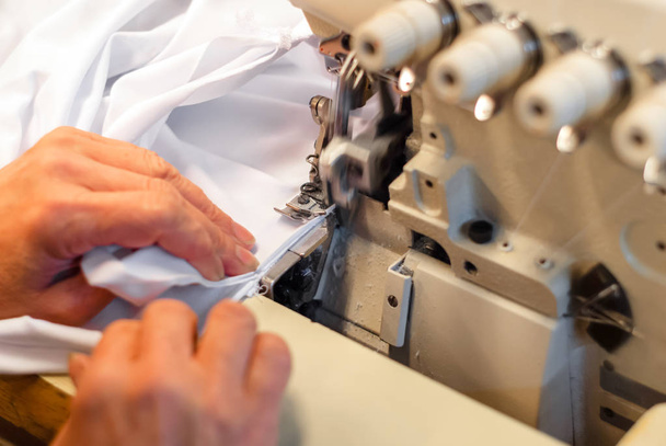máquina de costura overlock industrial no trabalho
 - Foto, Imagem