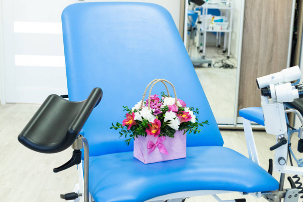 silla ginecológica con flores. equipo médico. - Foto, imagen