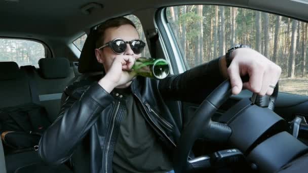 Betrunkener Autofahrer trinkt Bier während der Fahrt, Verkehrsdelikt - Filmmaterial, Video