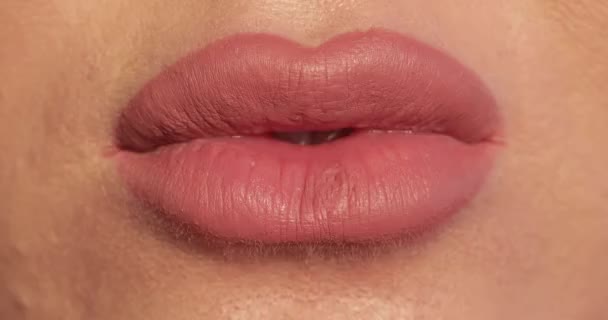 Vrouw bijten haar lippen als gevolg van stress. - Video