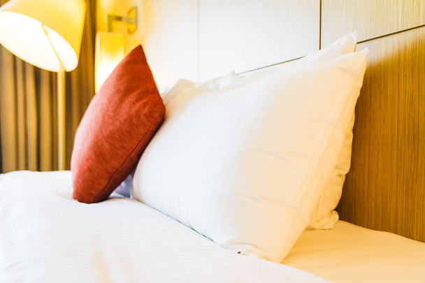 weißes bequemes Kissen auf Bettdekoration - Foto, Bild
