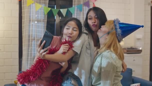 Grupo de mujeres asiáticas de fiesta en casa, mujeres usando el teléfono móvil haciendo vlog selfie a las redes sociales mientras bailan juntos en la sala de estar en la noche. Joven amigo celebrar el concepto de vacaciones. Movimiento lento
 - Metraje, vídeo