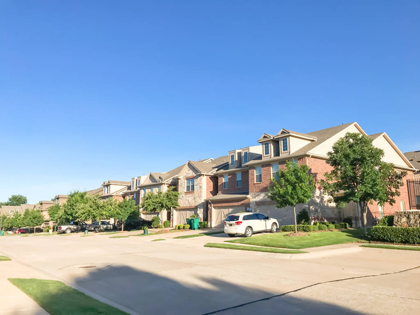 Нові усталані околиці в передмісті Даллас, штат Техас - Фото, зображення