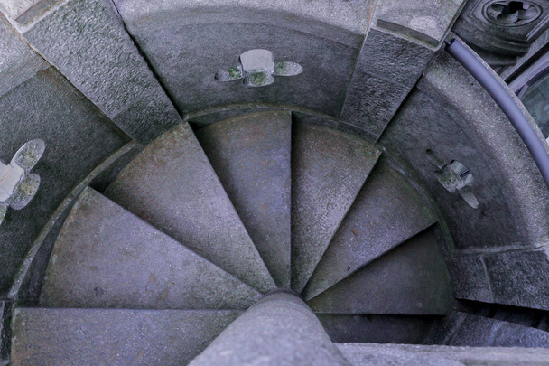 Αρχαίες πέτρινες σκάλες σε σχήμα σπειροειδούς σχήματος, επεξεργασμένη φωτογραφία. - Φωτογραφία, εικόνα