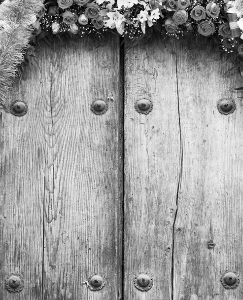 Uspořádání květin na dřevě pozadí černé a bílé - Fotografie, Obrázek