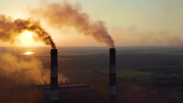 Dumanlı borular: endüstriyel üretim. Yoğun duman endüstriyel chemney geliyor. Konsept hava kirliliği. - Video, Çekim