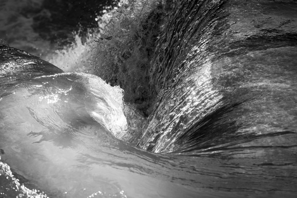 Wasserfall-Whirlpool als ruhiger Hintergrund schwarz-weiß - Foto, Bild