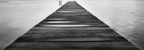 Jetty de madera al amanecer en blanco y negro
 - Foto, Imagen