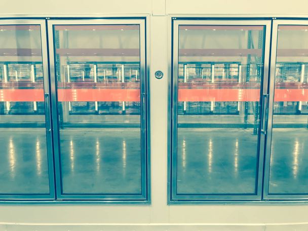 Большие пустые коммерческие холодильники с контролем температуры в оптовом супермаркете
 - Фото, изображение