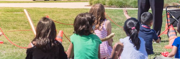 panoramische Nahaufnahme Rückansicht multikulturelle Kinder auf der Wiese des Outdoor-Spiels - Foto, Bild