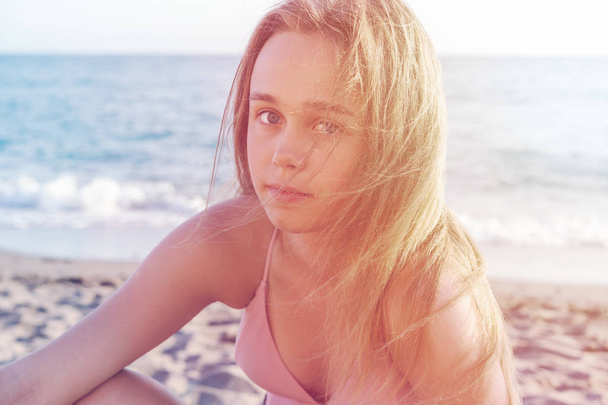 junge schlanke schöne Frau im rosa Bikini am tropischen Strand. - Foto, Bild