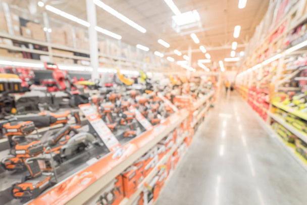 Расплывчатый фон покупки электроинструментов в магазине по улучшению домашнего хозяйства в США
 - Фото, изображение
