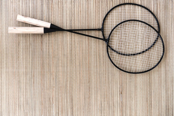 rakieta do badmintona na naturalnym tle słomy. miejsce kopiowania - Zdjęcie, obraz