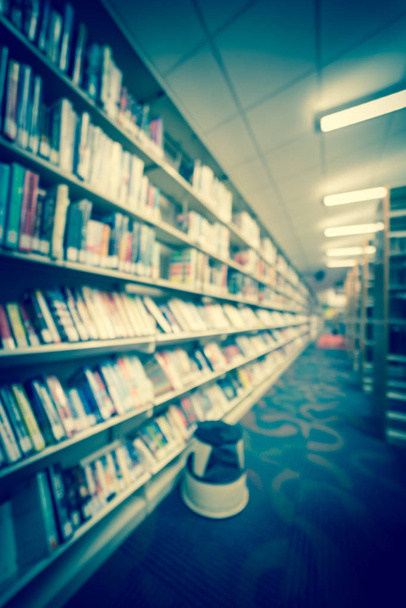 Immagine filtrata corridoio di sfondo sfocato di libreria con sgabello a gradini presso la biblioteca pubblica negli Stati Uniti
 - Foto, immagini