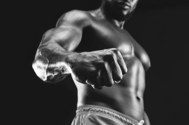 Μυϊκή αφρικανική bodybuilder αποδεικνύοντας γροθιά και φλέβα του - Φωτογραφία, εικόνα