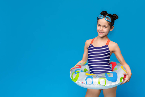 Маленькая девочка в надувных кольцах и очках для плавания
 - Фото, изображение